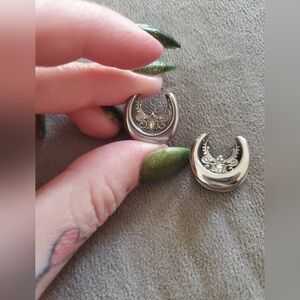 9/16" Filigree Surgical Steel Saddle Plugs